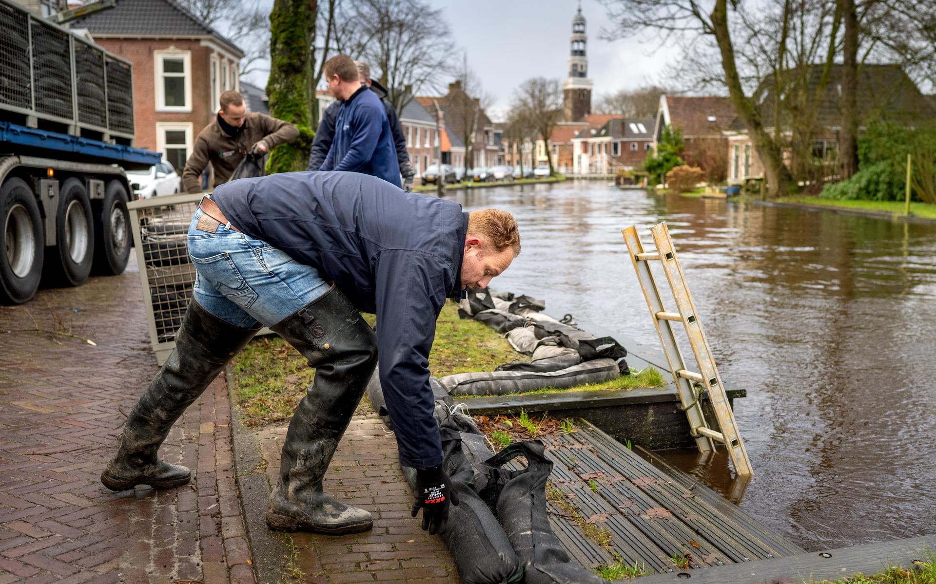Het peil in de Boarn stijgt, zandzakken moeten water in Aldeboarn keren als het verder omhoog komt: 