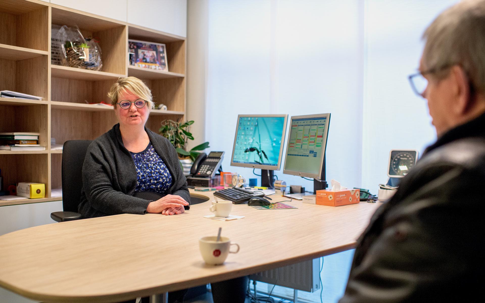 Huisarts Renate van der Meulen in 2019 in gesprek met een patiënt. 