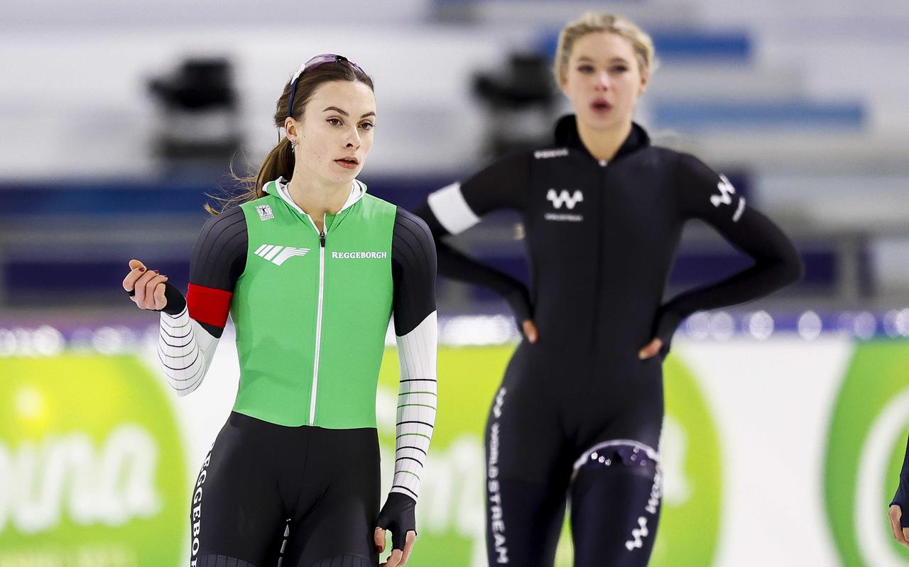 Femke Kok (links) en Jutta Leerdam gaven het NK sprint kleur. 
