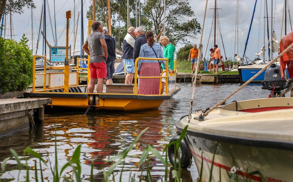 Het pontje met op de achtergrond jachthaven de Klokkenstoel.