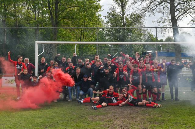 Vliegende bierflesjes, 30 Big Macs en streaker op sokken. Foarút kampioen na unieke Schatzenburg-der