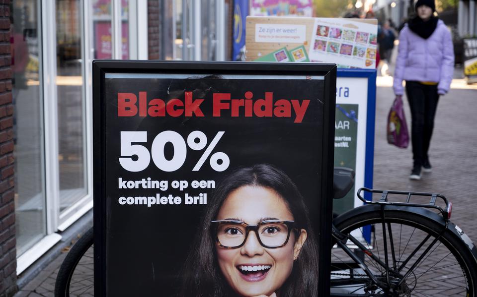 Je kunt er niet omheen: in de binnenstad van Leeuwarden hangen overal uitingen van Black Friday.