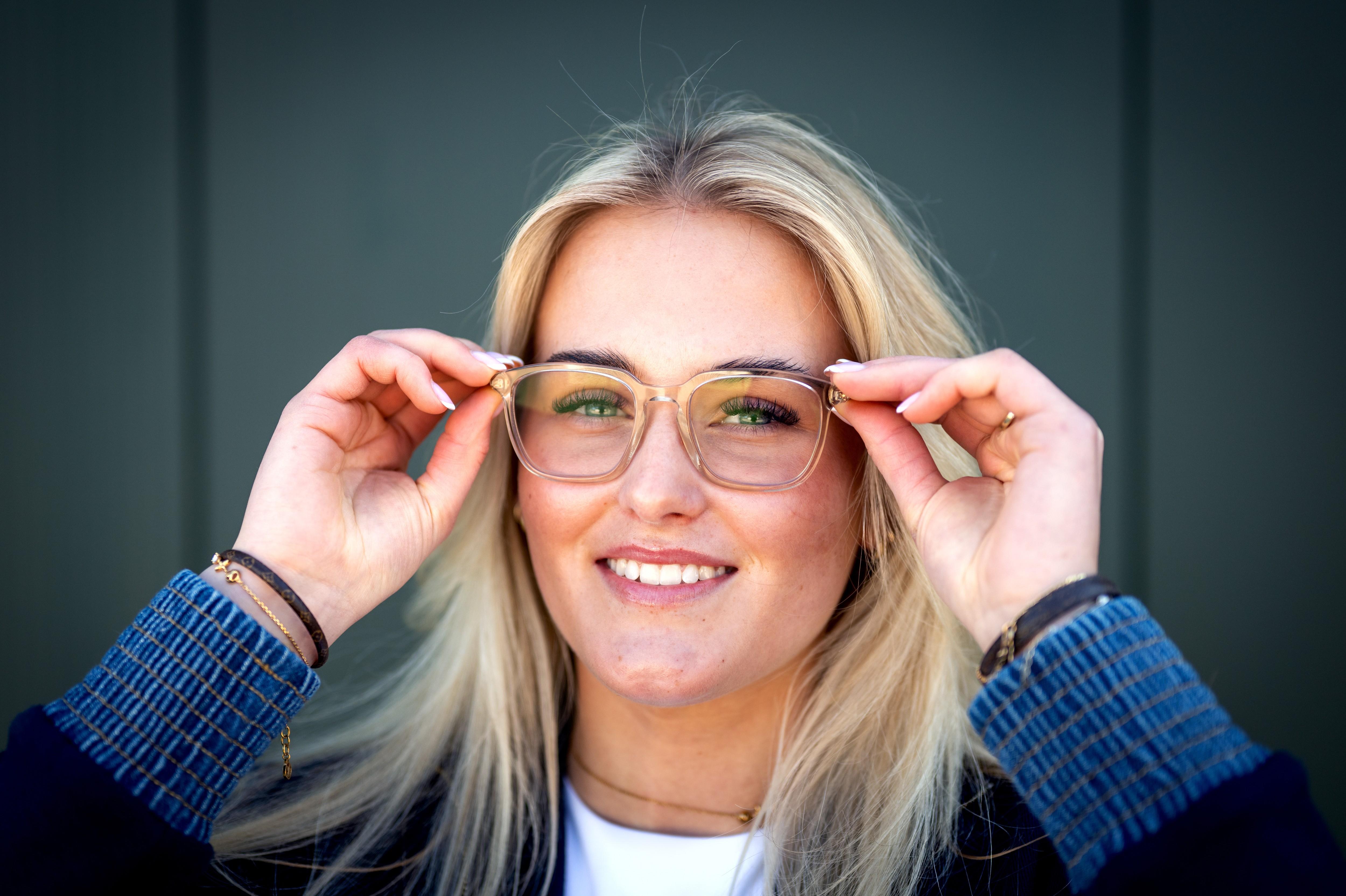 Sytske (19) uit Tijnje liep hersenletsel op, maar lééft weer dankzij een magische bril uit Amerika