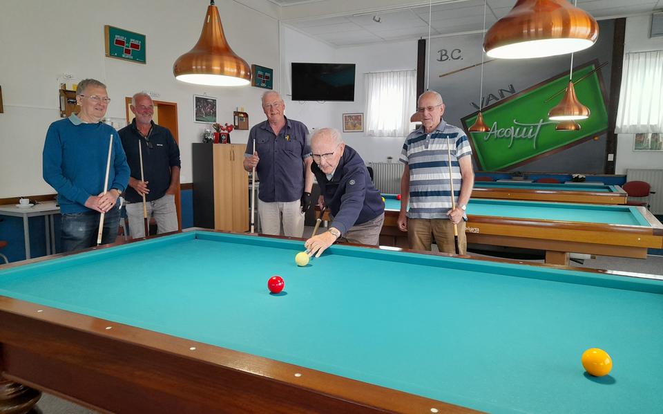 Vlnr: Biljarters Dirk Bijlsma, Henk Nouta, Bert de Jonge, de 95-jarige Hendrik Koopman en Jaap Wieringa