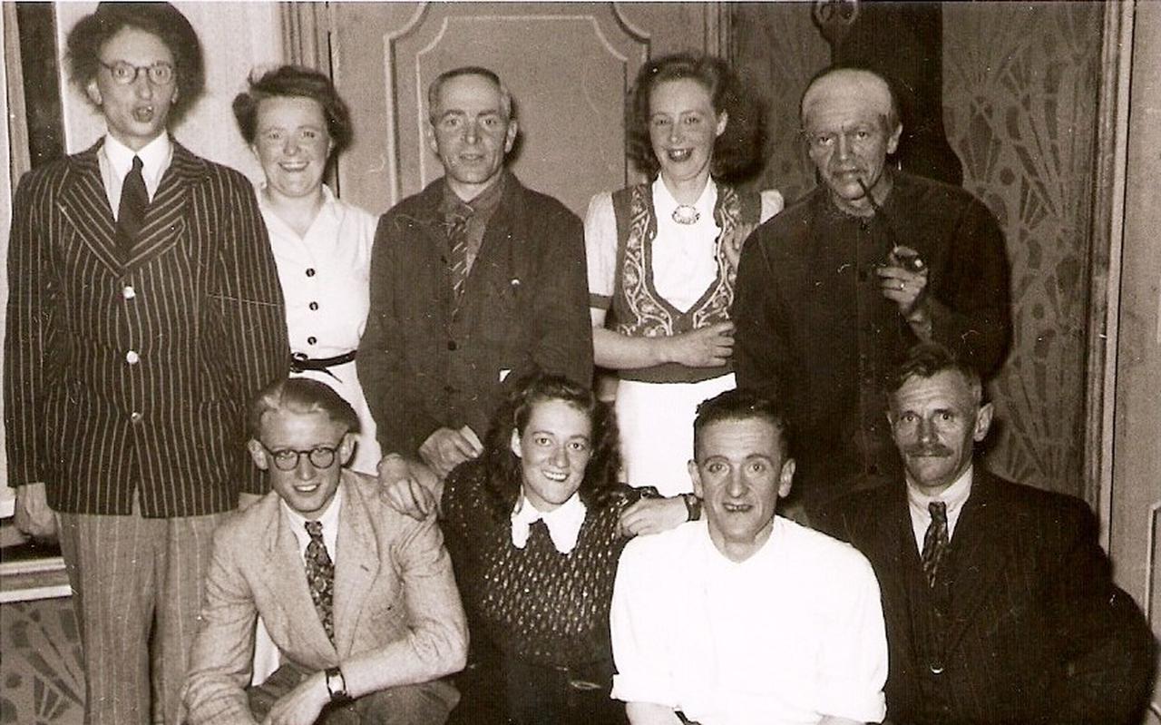 Simmertwirre, oudste groepsfoto toneelvoorstelling Krite uit 1949
