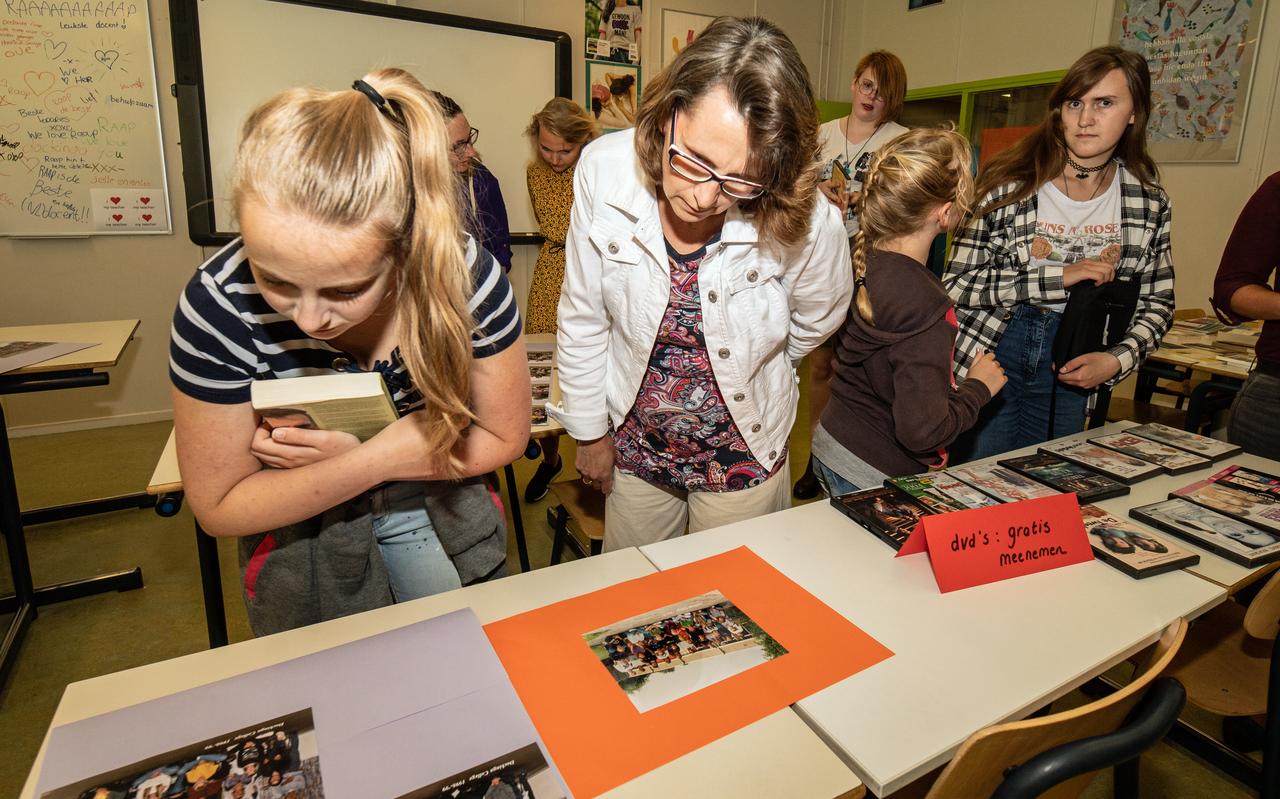 Samen met moeder Antsje van der Veen-Kingma bekijkt Lianne foto’s van de school in Ferwert. Rechtsachter staan de andere dochters Anne-Marijke en Annette. Moeders zat tot 1986 op de school. FOTO JAN SPOELSTRA Samen met moeder Antsje van der Veen-Kingma bekijkt Lianne foto’s van de school in Ferwert. Rechtsachter staan de andere dochters Anne-Marijke en Annette. Moeders zat tot 1986 op de school. FOTO JAN SPOELSTRA