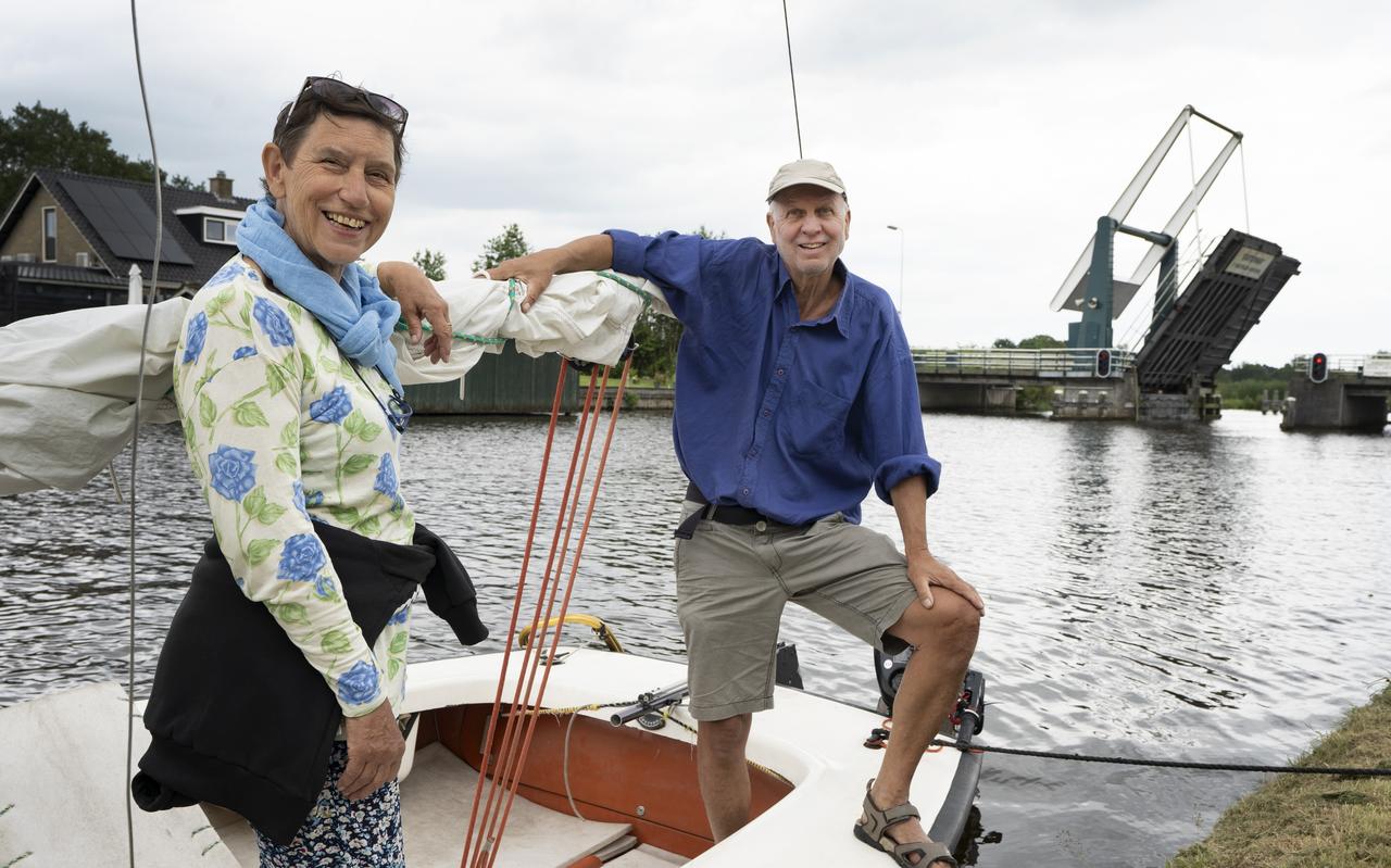 Ria van Rensbergen en Theo Altena op hun zeilboot bij de brug van Eastermar. Ria van Rensbergen en Theo Altena op hun zeilboot bij de brug van Eastermar.
