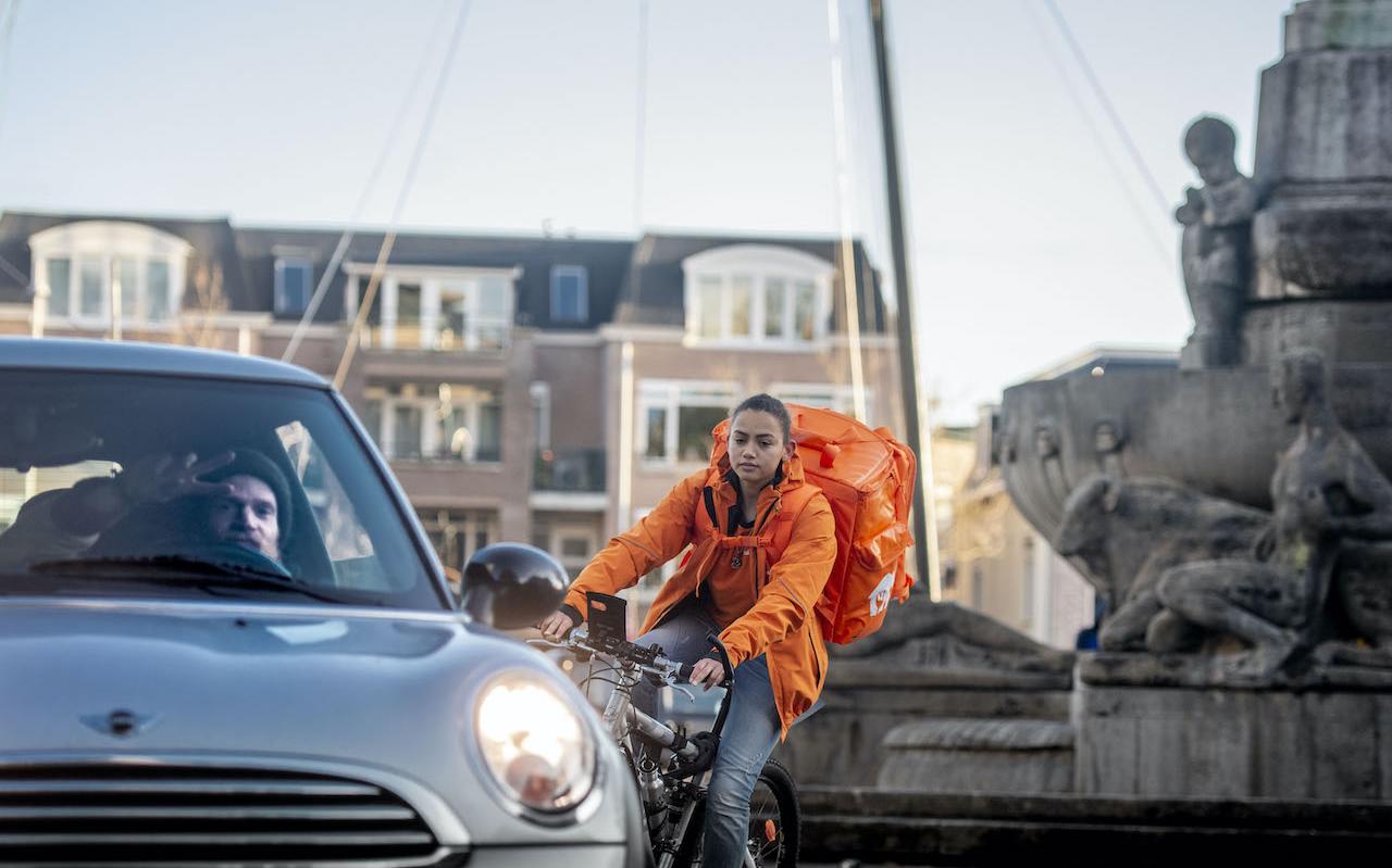 Een bezorger van Thuisbezorgd in het centrum van Leeuwarden. Een bezorger van Thuisbezorgd in het centrum van Leeuwarden.