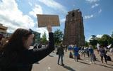 Demonstratie tegen coronamaatregelen op het Oldehoofsterkerkhof in Leeuwarden. 