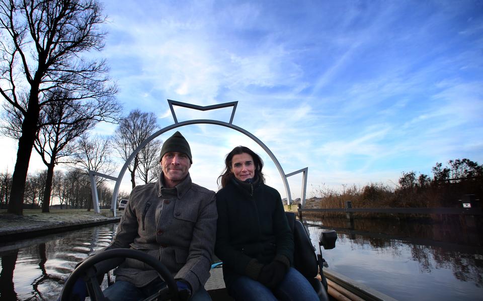 Ruud Borst en zijn vrouw Henny Borst-Bok in een bootje van Wetterskip Fryslân bij de finish van de Elfstedentocht op de Bonkefeart, waar hij in 1997 als zesde finishte en zij de wedstrijd bij de vrouwen uitreed.