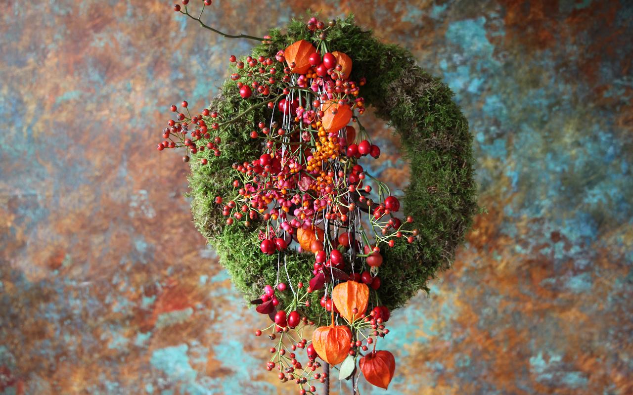 Herfstkrans met bessenslingers. Herfstkrans met bessenslingers.