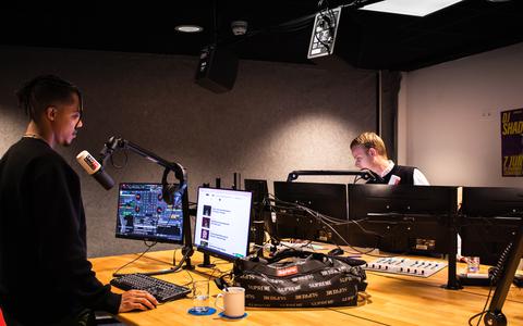 Yarno (links) en Thomas (rechts) tijdens hun radioshow Culture Radio.