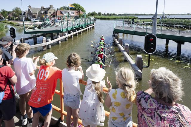 Na lang wachten is daar de nieuwe brug tussen Hempens en Teerns. 'Het is meer dan een oversteek'