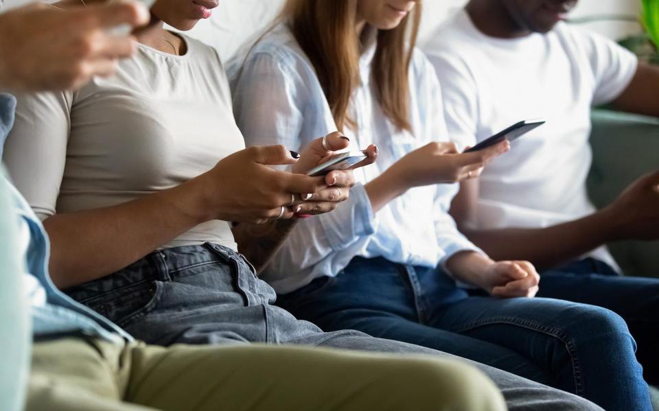 'Jongeren voeren gesprekken via WhatsApp en via sociale media, met een telefoon zowaar vastgeroest in de hand.'
