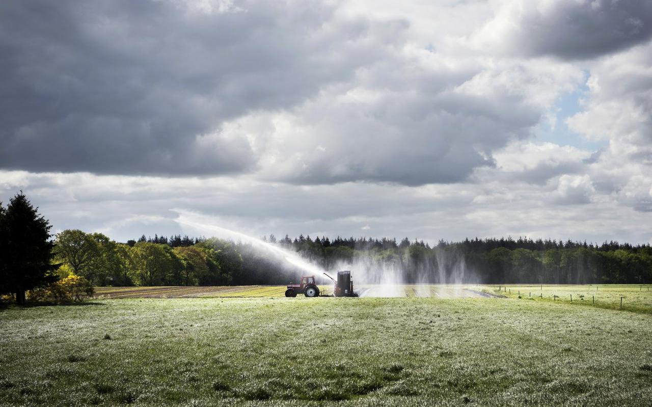‘Het gebruik van natuurlijke hulpbronnen in de landbouw raakt vaak ook andere sectoren.’ ‘Het gebruik van natuurlijke hulpbronnen in de landbouw raakt vaak ook andere sectoren.’