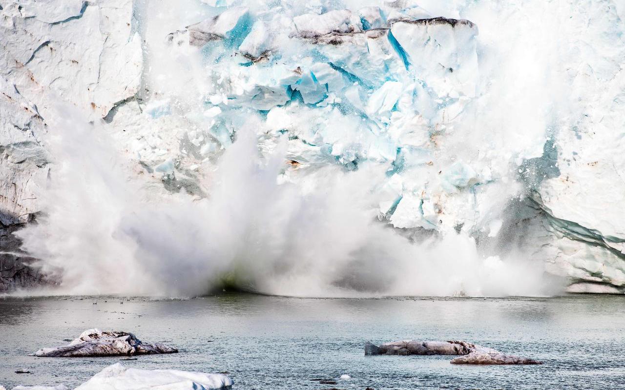 Een afbrokkelende gletsjer op Groenland. FOTO AFP