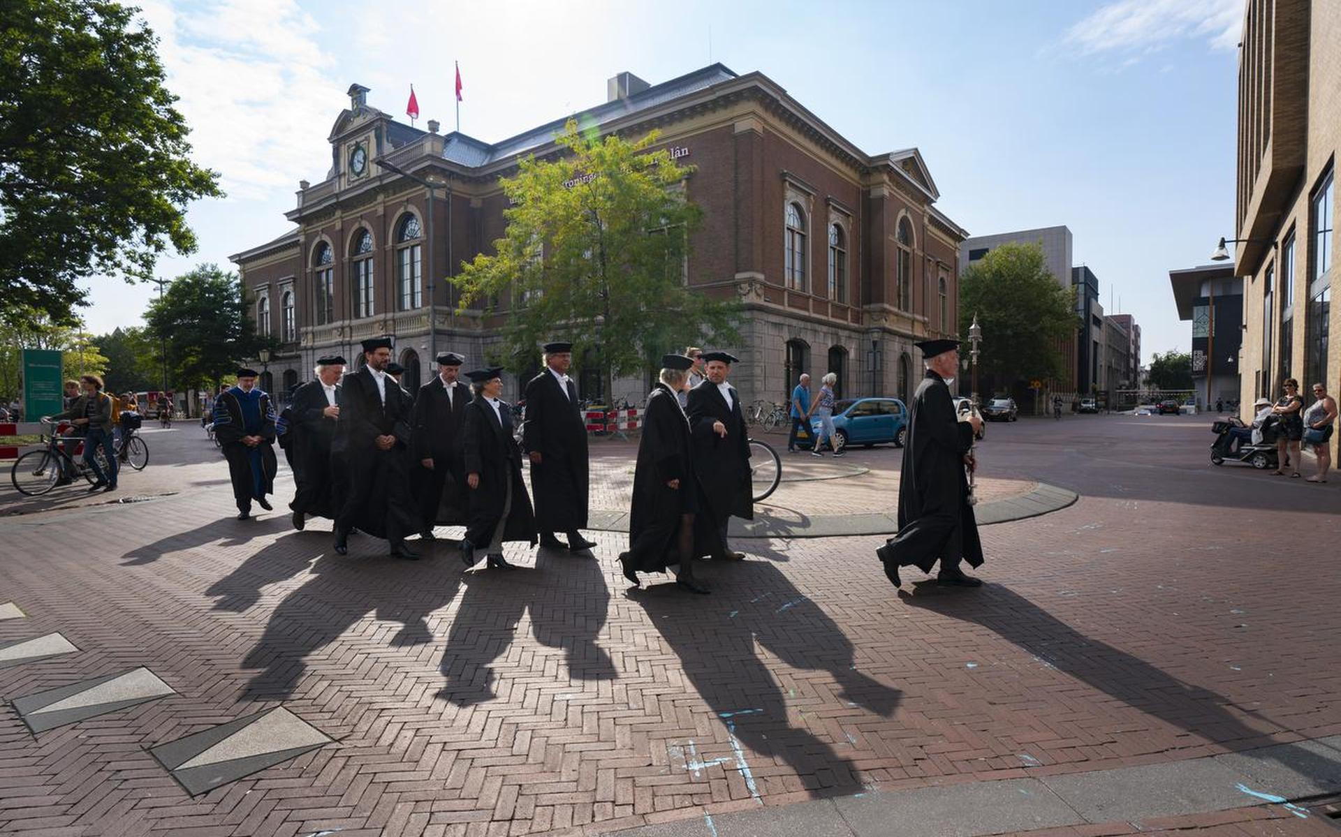 ‘De minister skriuwt yn de brief dat it om in balâns gean moat tusken de weardefolle aspekten fan ynternasjonalisearring en de tagonklikheid, kwaliteit en finansiering fan it heger ûnderwiis.’