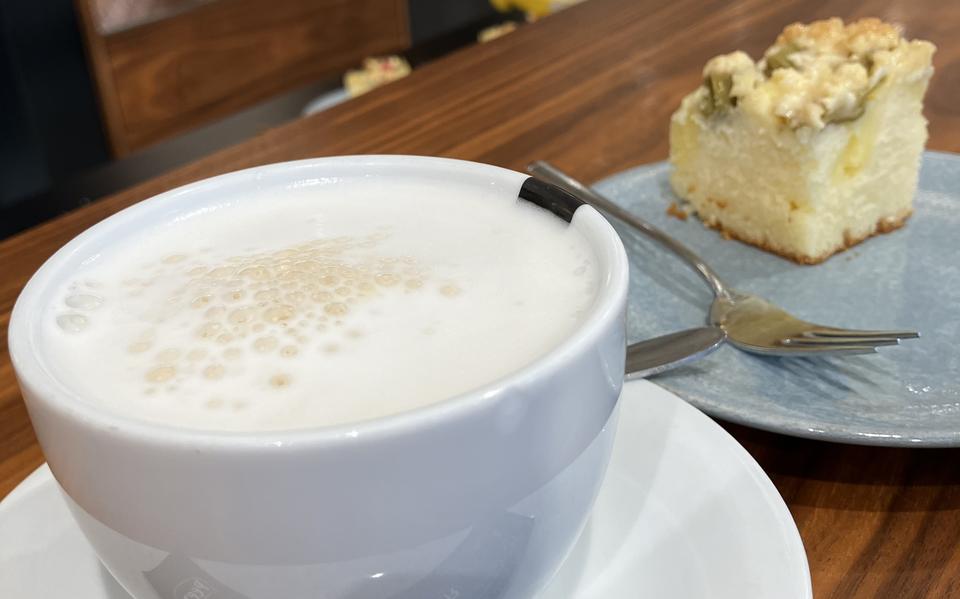 Koffie en rabarbertaart bij Rinsma Modeplein in Gorredijk.