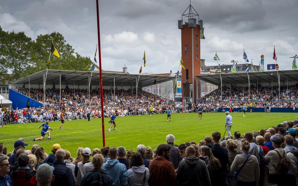 ‘Op het Sjûkelân is de tijdloze tribune-opstelling versierd met beelden van klassieke goden en middeleeuwse wapenschilden van de elf steden.’