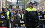 Politiebescherming voor het vak dat tijdens de intocht van Sinterklaas in Leeuwarden was afgezet voor demonstranten van Kick Out Zwarte Piet en sympathisanten.