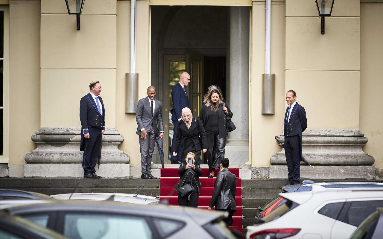 Het contrast tussen de slachtoffers van de toeslagenaffaire en de koning kan niet groter. Het contrast tussen de slachtoffers van de toeslagenaffaire en de koning kan niet groter.