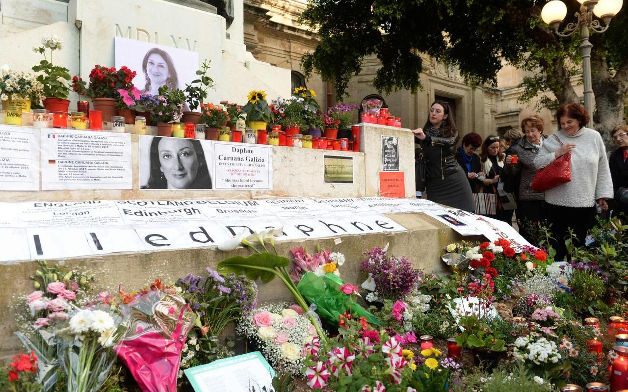 Bloemen en kaarsen bij het monument voor de vermoorde journaliste Daphna Caruana Galizia in Valletta. FOTO AFP
Bloemen en kaarsen bij het monument voor de vermoorde journaliste Daphna Caruana Galizia in Valletta. FOTO AFP