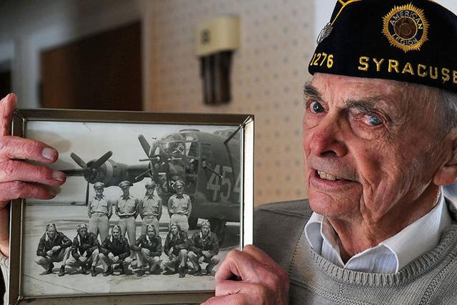 Oorlogsveteraan Stan Stanczkiewicz (106) overleden: Friese verzet redde hem toen zijn vliegtuig bij 