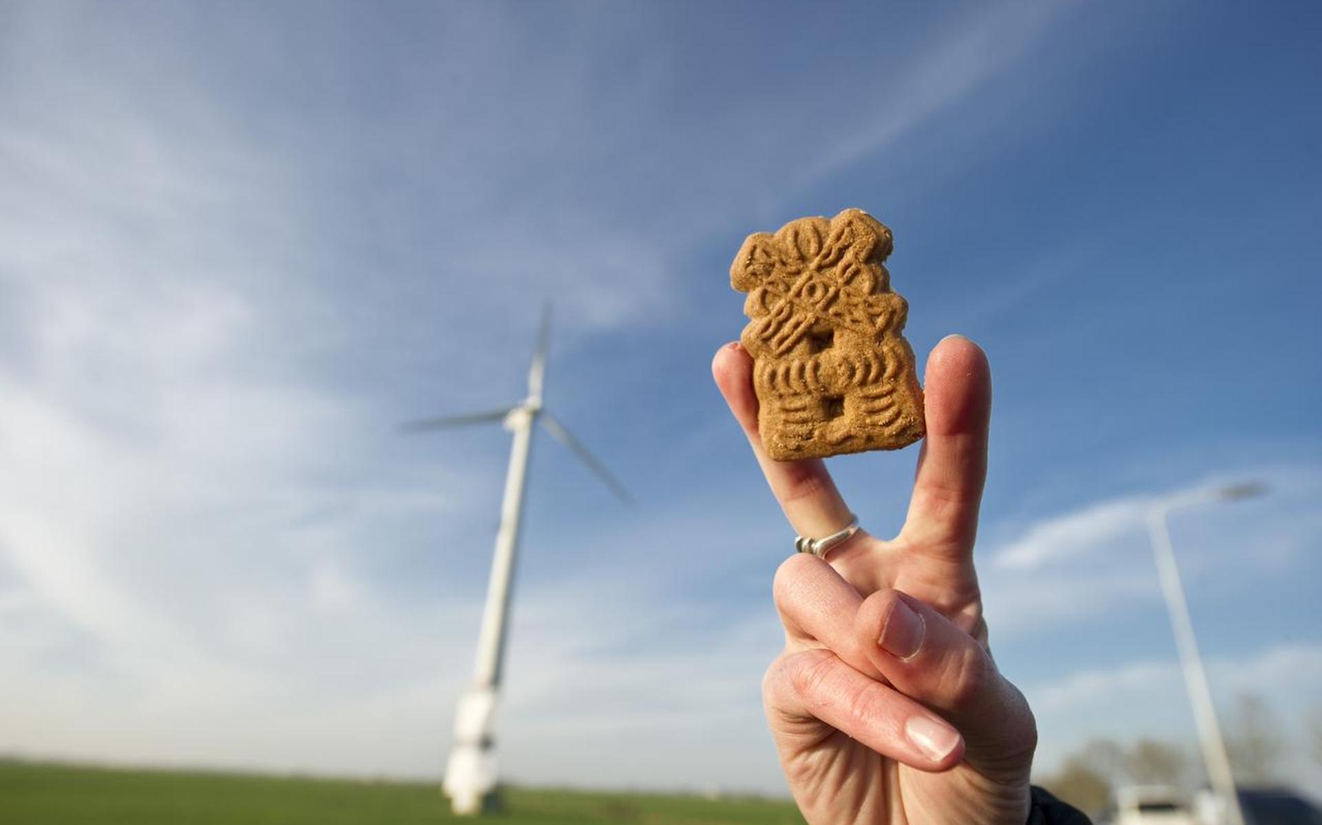 coöperaties van burgers die bijvoorbeeld gezamenlijk een windmolen exploiteren, waardoor ze een lagere energierekening krijgen en geld overhouden voor het buurthuis en de speeltuin, zoals in Reduzum.©Foto: Hoge Noorden / JACOB VAN ESSEN foto 21-11-201 Dorpsmolenoffensief bij Reduzum. Mediabijeenkomst, ÔGeef ruimte aan dorpsmolens!Õ in de Blauwe Tent Gerit Nijboer,Jan Rodenburg,Nelleke Meindersma en Tjeer Osinga. .