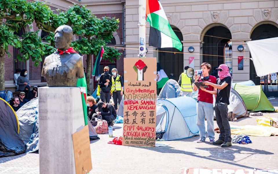 Actievoerders tijdens een pro-Palestijns protest bij de Rijksuniversiteit Groningen.