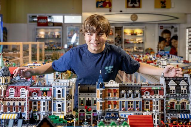 Hammada (12) uit Dokkum kijkt zijn ogen uit in ‘legoparadijs’ in Hoorn: ‘Geen scherm, maar bouwen’
