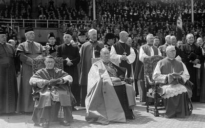 Kardinaal Johannes de Jong (midden) bij de viering van zijn 40-jarig priestersjubileum, op 15 augustus 1948 in het stadion van Utrecht. FOTO ANP STOKVIS