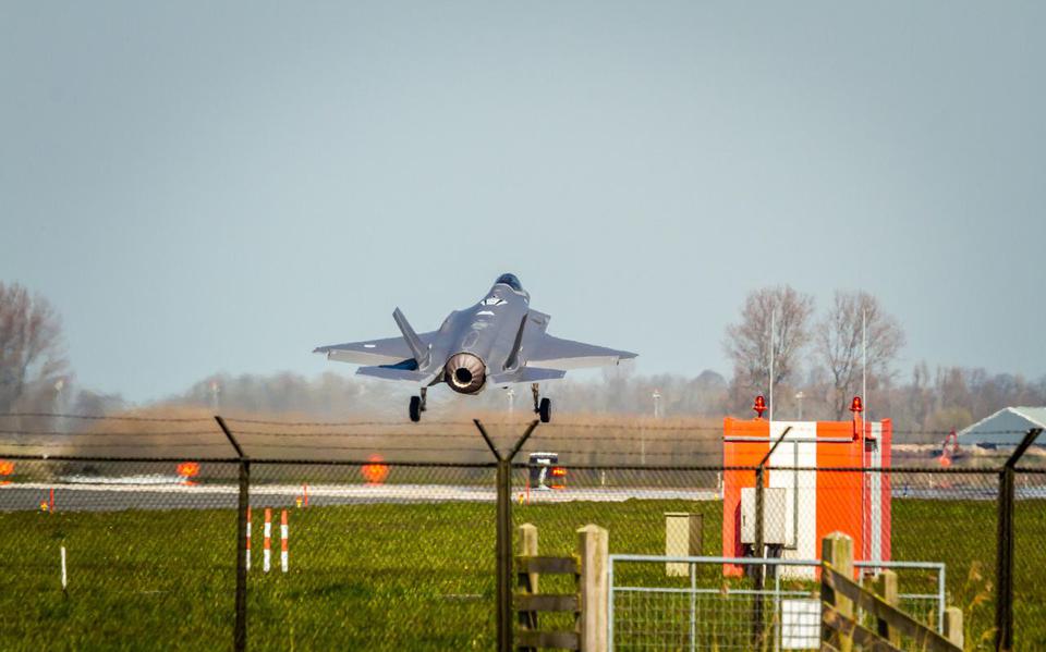 Een F-35 stijgt op vanaf de Vliegbasis Leeuwarden.