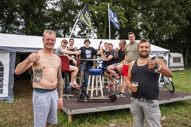 Friezen leven zich uit op TT-camping in Assen: ‘Lekker feeste, dom praat en bier drinke’