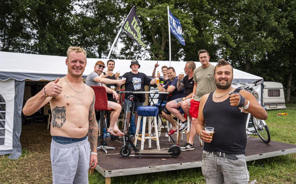 Kevin de Jong (links) en Frans de Boer (rechts) voor de partytent van de grote groep uit Drachten en omstreken.