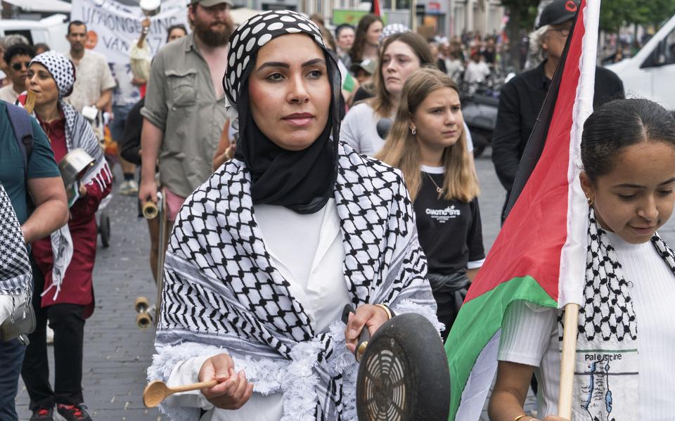Demonstratie met pannen voor hulp aan Gaza in de binnenstad van Leeuwarden