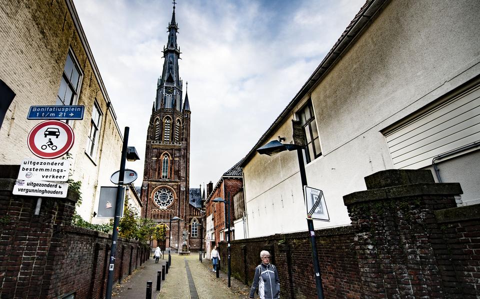 ‘Met haar toren domineert de Bonifatiuskerk sinds het einde van de negentiende eeuw de Leeuwarder binnenstad.’