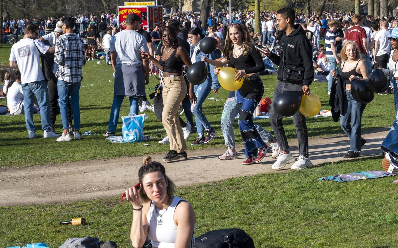 ‘Al een jaar zien we de afvalbergen die feestvierders achterlaten in parken en natuurgebieden.’ ‘Al een jaar zien we de afvalbergen die feestvierders achterlaten in parken en natuurgebieden.’