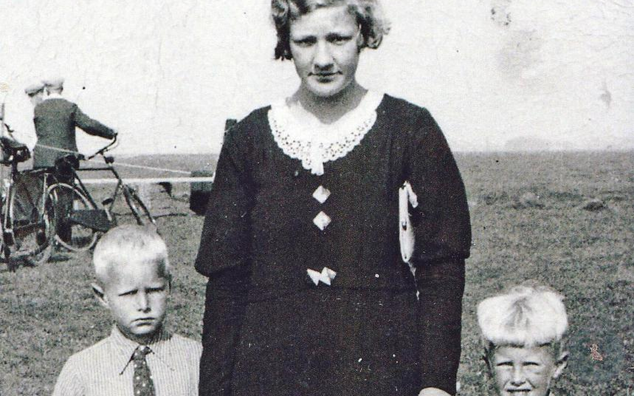Wie is de vrouw die de jongens bij de hand houdt? Wie is de vrouw die de jongens bij de hand houdt?