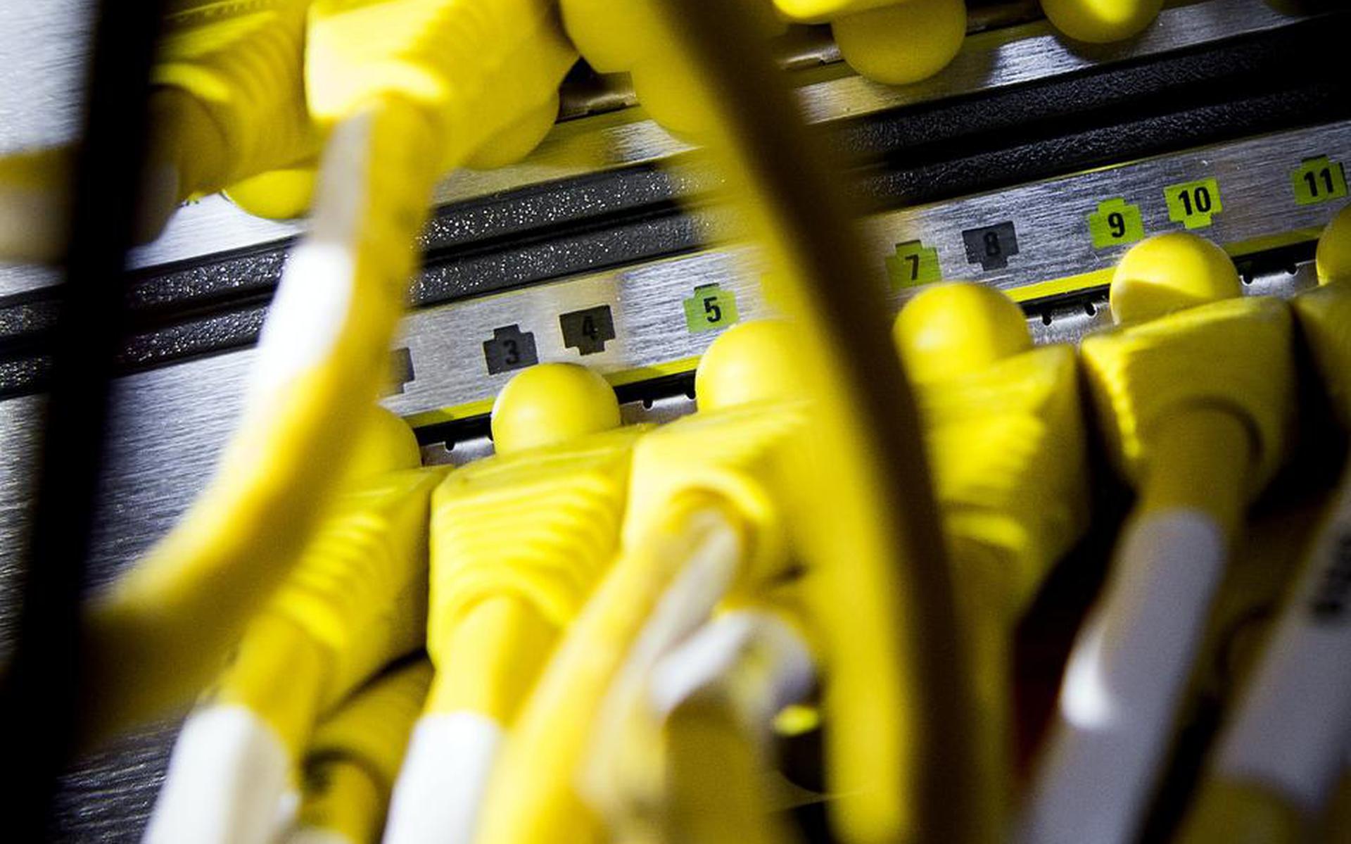 2014-08-12 16:11:02 RIJSWIJK - Kabels in een serverruimte. Criminelen gebruiken steeds vaker gebruik van netwerken in Nederland om cyberaanvallen te plegen. ANP XTRA KOEN VAN WEEL