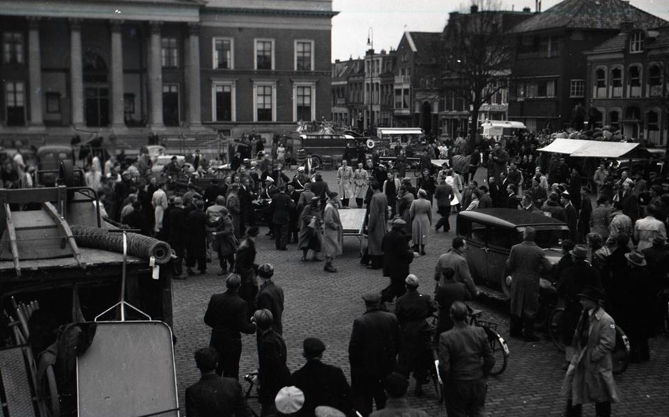 Kneppelfreed, 16 novimber 1951 yn Ljouwert: ‘It hat derfan dat it foarbyld fan assimilaasje-polityk ek foar de nasjonale minderheid fan Nederlân jildt: Fryske skiednis wurdt marzjinalisearre, de ynwenners ha gjin stim en binne amper sichtber.’  FOTO ARCHIEF FRIESE KOERIER/J.D. DE JONG