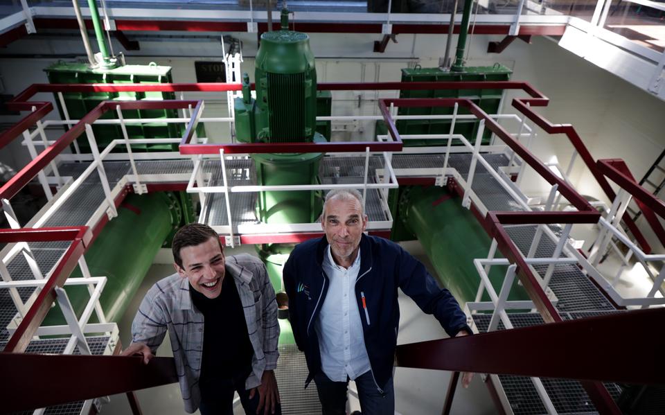 Stefan de Jong (links) en Hein de Jong in het Ropta-gemaal bij Pietersbierum.