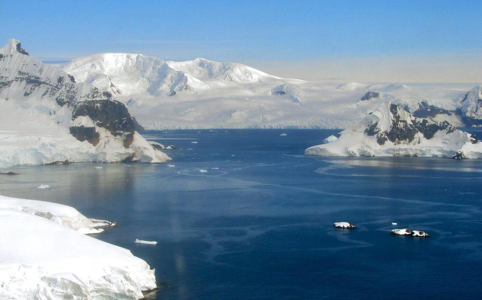 ‘De ijskappen van Groenland en Antarctica zijn enorm en als die slechts 10 procent van hun ijs verliezen, zal de zeespiegel wereldwijd al met meer dan 6 meter stijgen.’