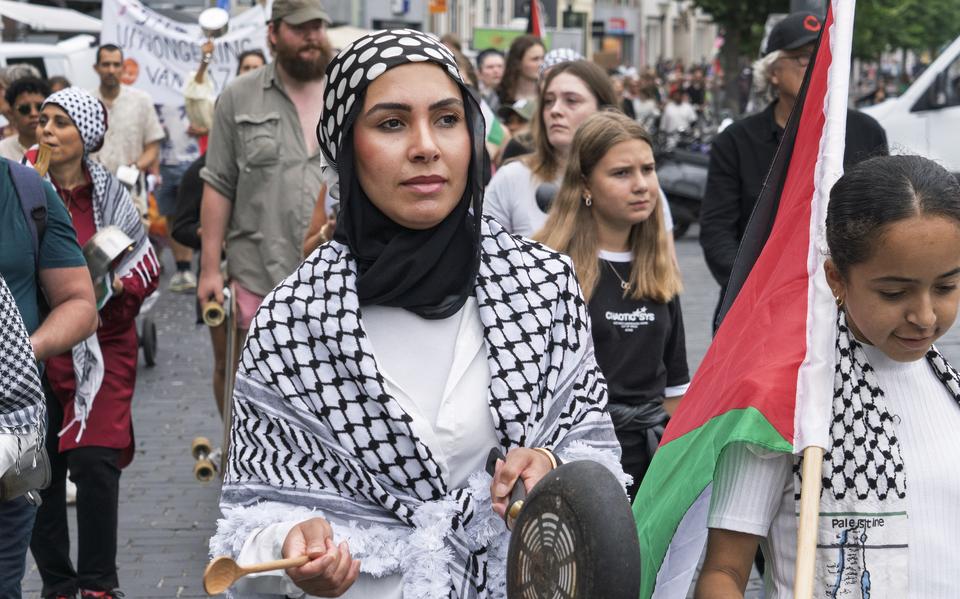 Demonstratie met pannen voor hulp aan Gaza in de binnenstad van Leeuwarden