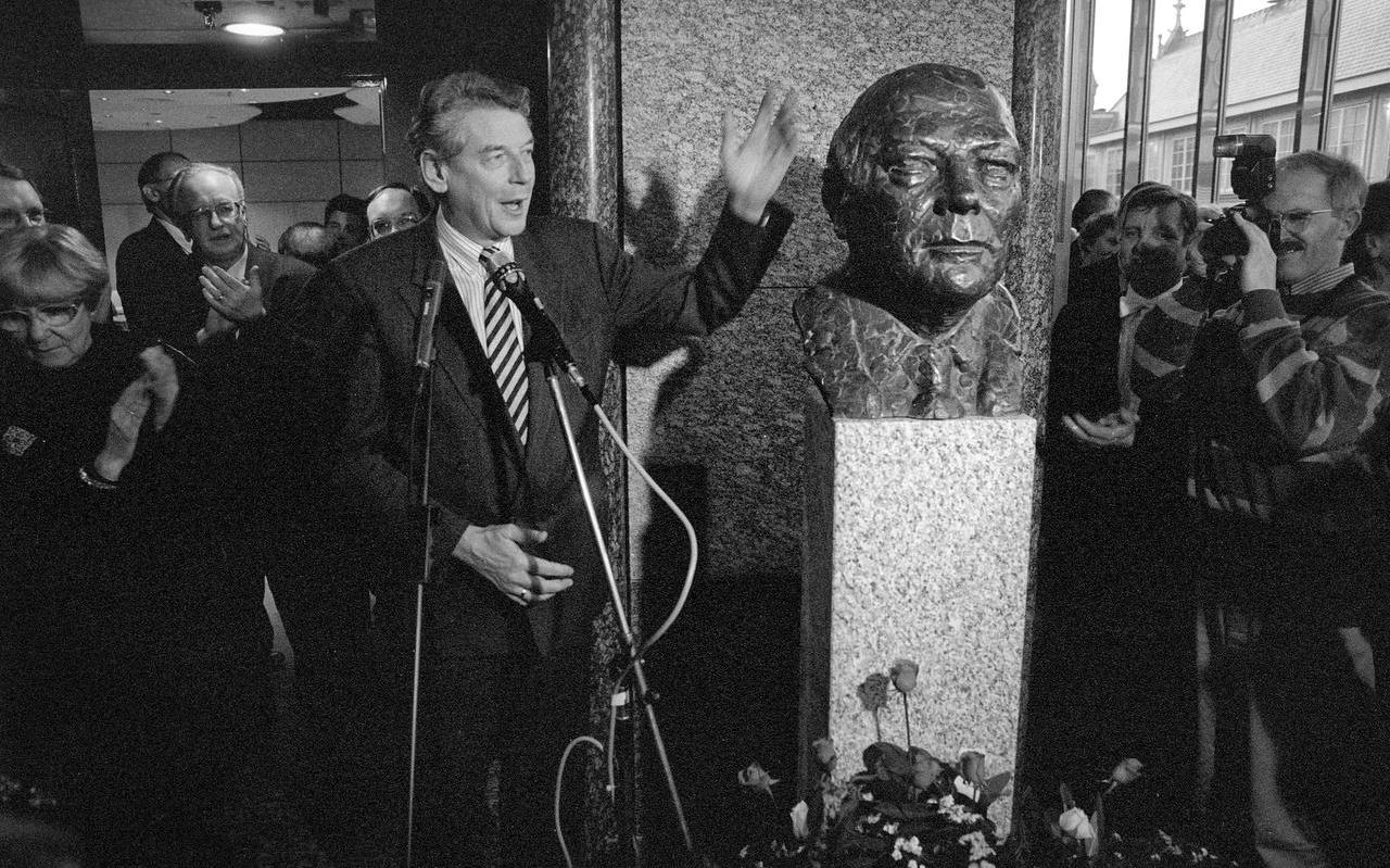 Wim Kok onthulde in 1992 in Den Haag een borstbeeld van Joop den Uyl. Wim Kok onthulde in 1992 in Den Haag een borstbeeld van Joop den Uyl.