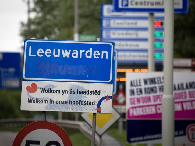 Leeuwarden, stad van Kneppelfreed, schuift het Fries terzijde, dat neigt naar discriminatie | opinie