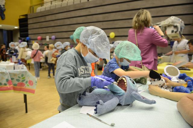 Op de Knuffelpoli in Leeuwarden staat de fietshelm centraal: ‘Het lijkt soms wel dweilen met de kraa