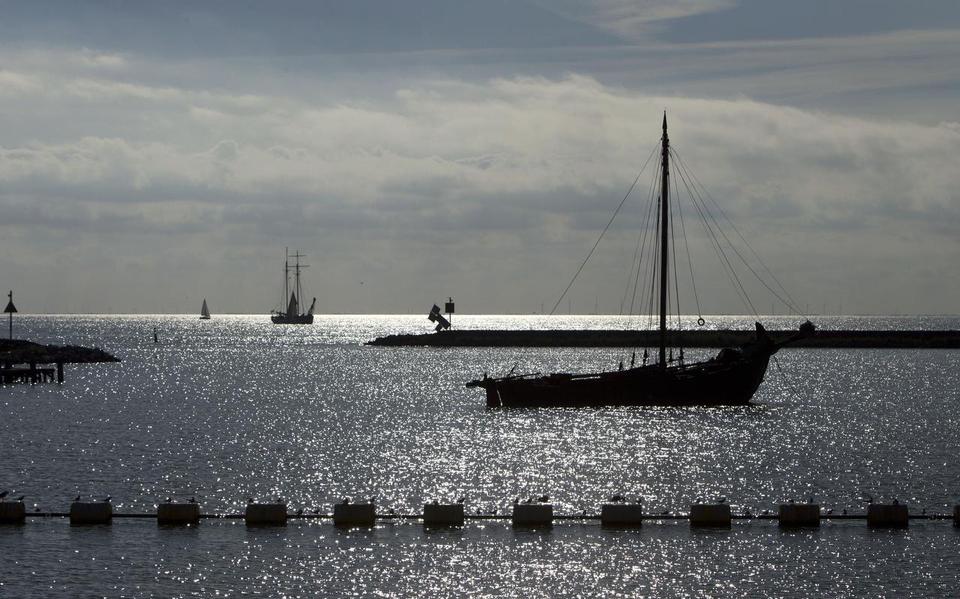 De havenmond bij de sluis van Stavoren: ‘Door de schade aan het ecosysteem zijn de binnenvissersgemeenschappen rondom het IJsselmeer praktisch verdwenen.’ 