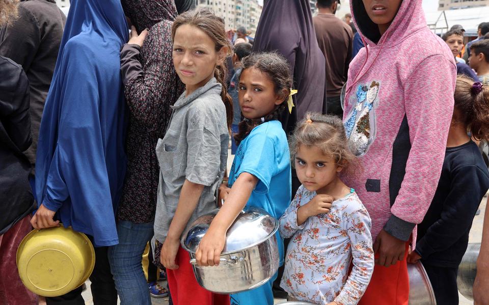 Kinderen staan in de rij voor voedsel in Gaza Stad. 
