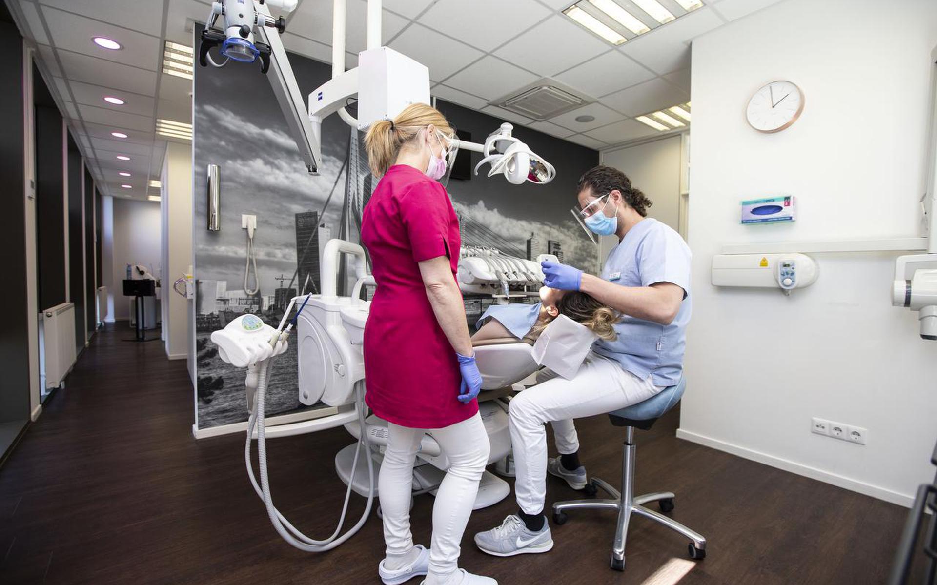 In bijvoorbeeld Friesland is het tekort aan tandartsen nijpend, terwijl je bijvoorbeeld in de Amsterdamse yuppenwijk IJburg struikelt over de tandartspraktijken.