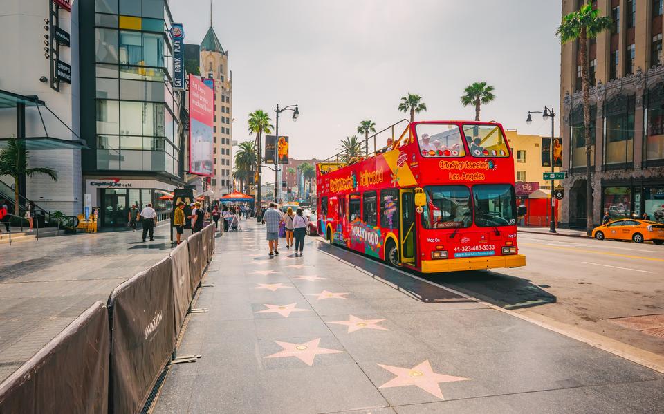 ‘Waar we ooit protesteerden tegen de ‘oppervlakkige’ Amerikaanse massacultuur, zijn we nu zoet verdoofd door Netflix, Hollywood en Silicon Valley.’